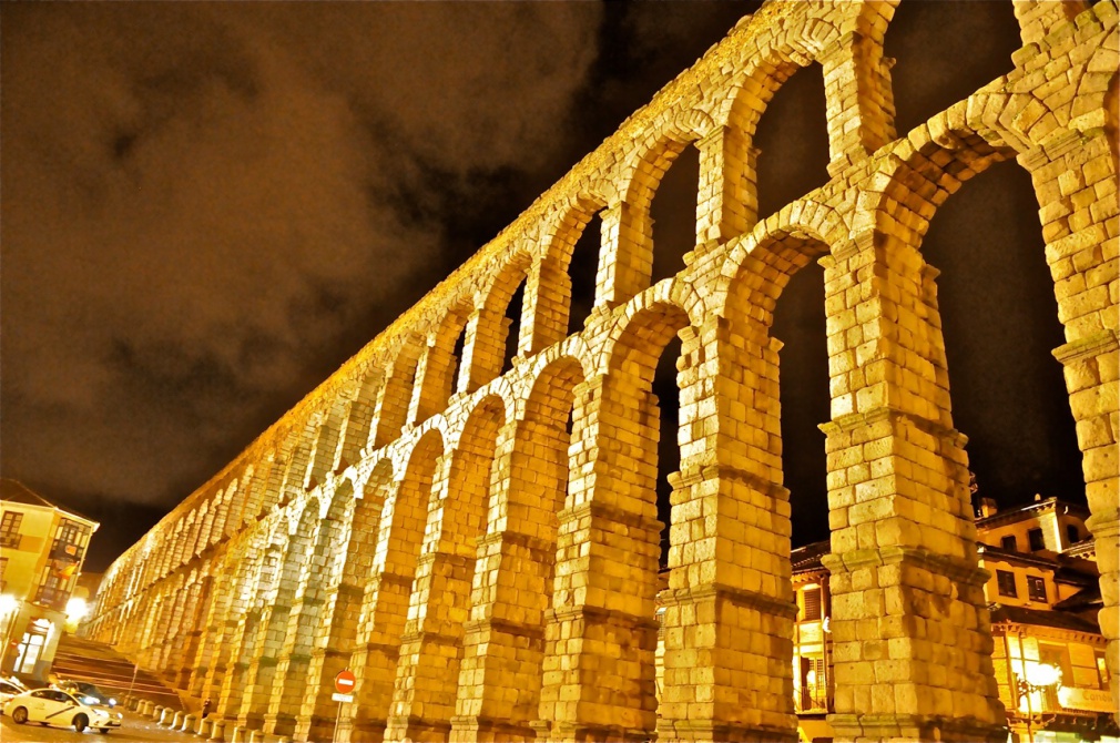 Сеговия. Исторический центр. Римский акведук.