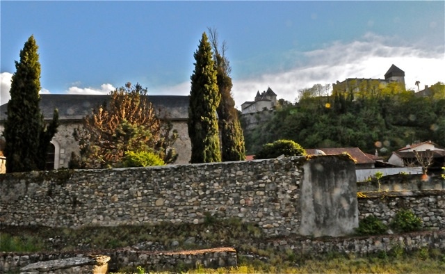 Дороги в Сантьяго-де-Компостела во Франции. Сен-Бертран-де-Комменж. Старая базилика и часовня Св Юлиана.