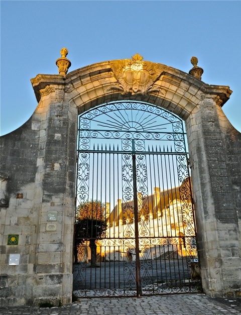 Дороги в Сантьяго-де-Компостела во Франции. Сен-Жан-д'Анжели. Королевское аббатство Св Иоанна Крестителя.