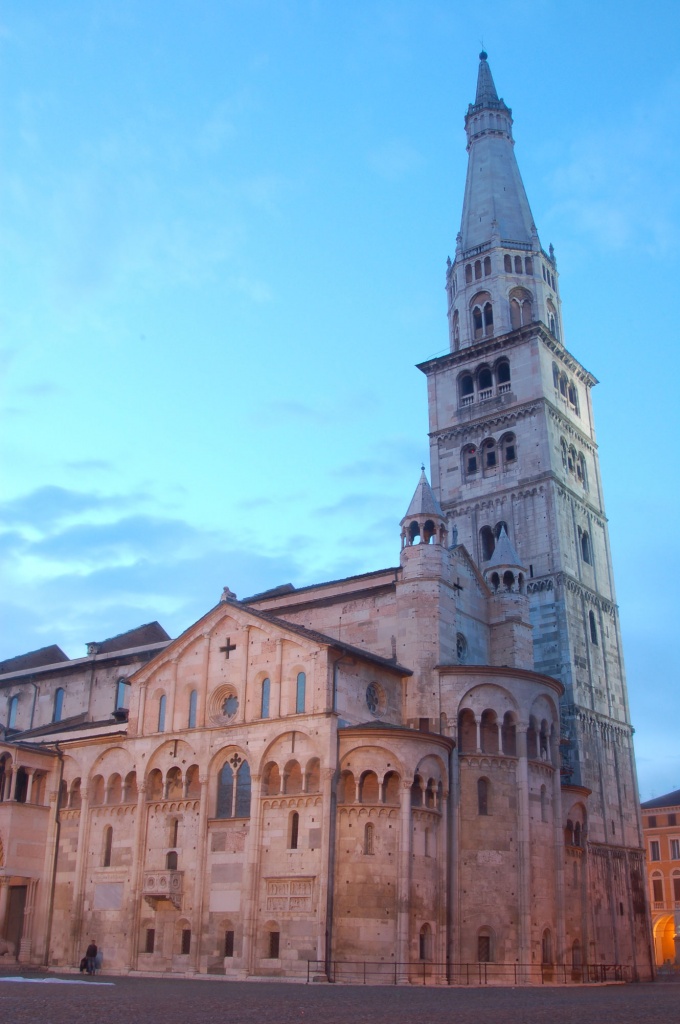 Модена. Кафедральный собор, башня Торре-Чивика и площадь Пьяцца-Гранде в Модене.