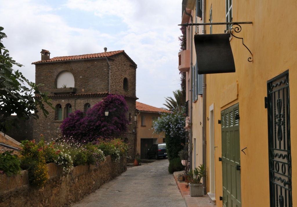 Старинная деревня Борм Ле Мимоза.
