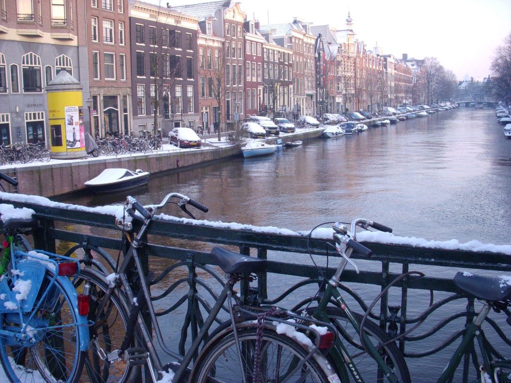 Концентрические каналы XVII века в квартале Сингелграхт, Амстердам.