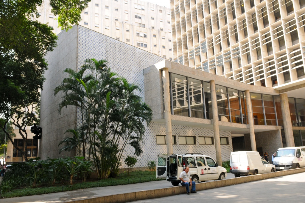 Рио-де-Жанейро. Дворец культуры, бывшая штаб-квартира министерства образования и здравоохранения как часть ландшафта Рио-де-Жанейро