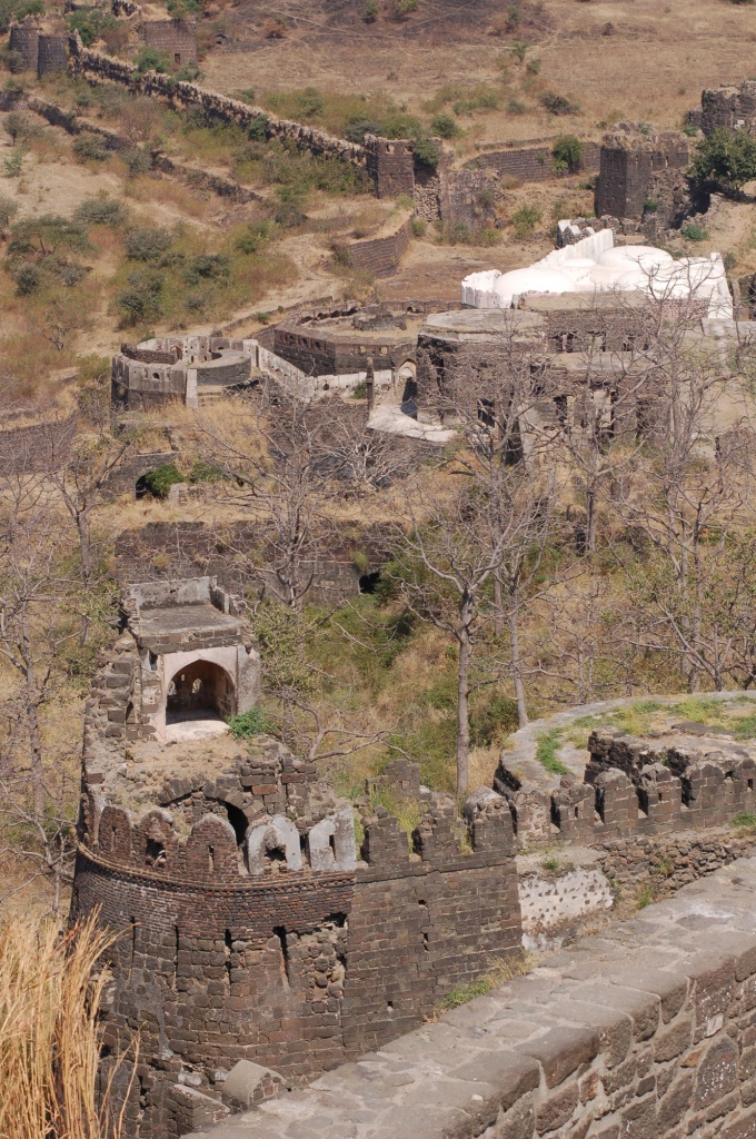 Даулатабад. Форт Даулатабад и минарет Чанд-Минар.