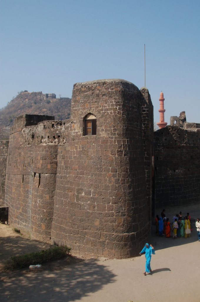 Даулатабад. Форт Даулатабад и минарет Чанд-Минар.
