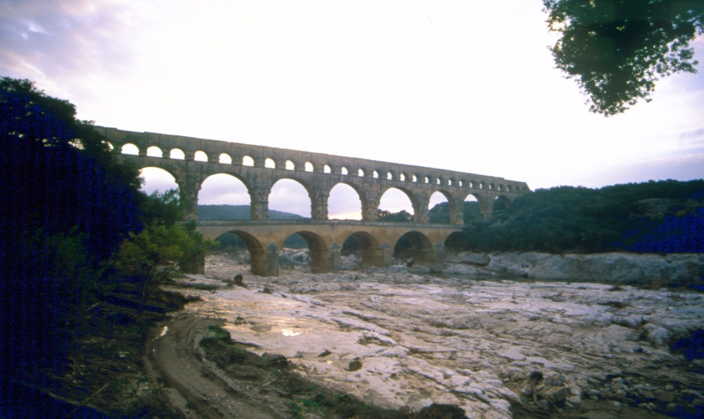 Пон-дю-Гар. Древнеримский акведук.