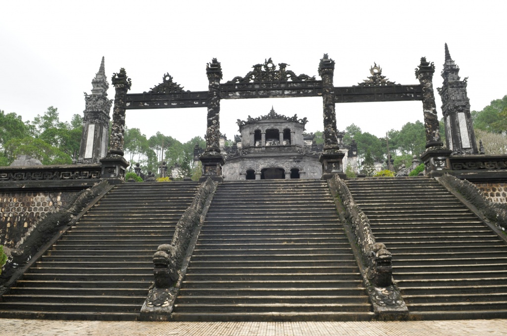 Комплекс памятников Хюэ: Гробница императора Ту Дука