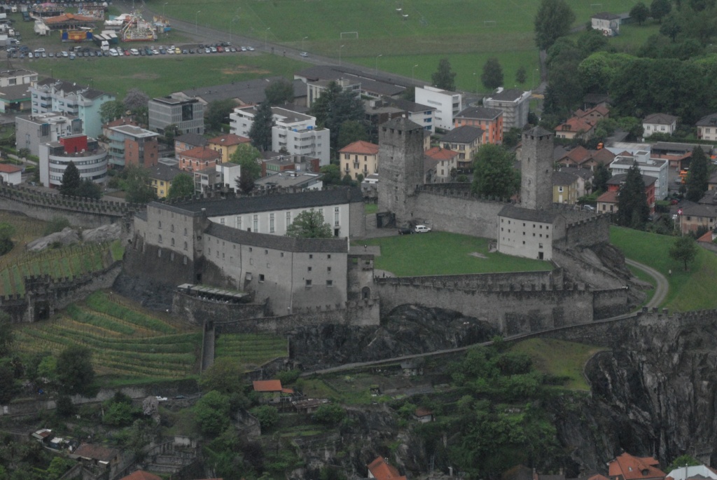 Три замка, крепостные стены и валы торгового города Беллинцона.