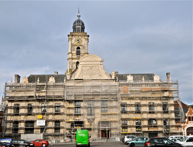 Колокольни городов Бельгии и Франции. Колокольня и дворец в Эр-сюр-ла-Лис.