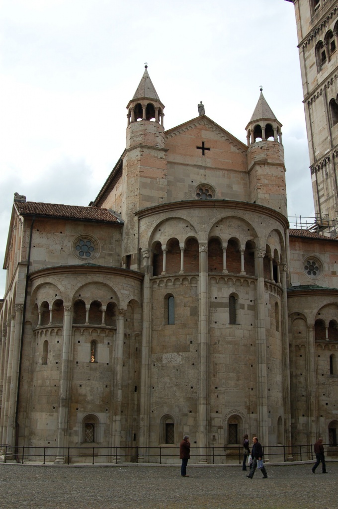 Модена. Кафедральный собор, башня Торре-Чивика и площадь Пьяцца-Гранде в Модене.