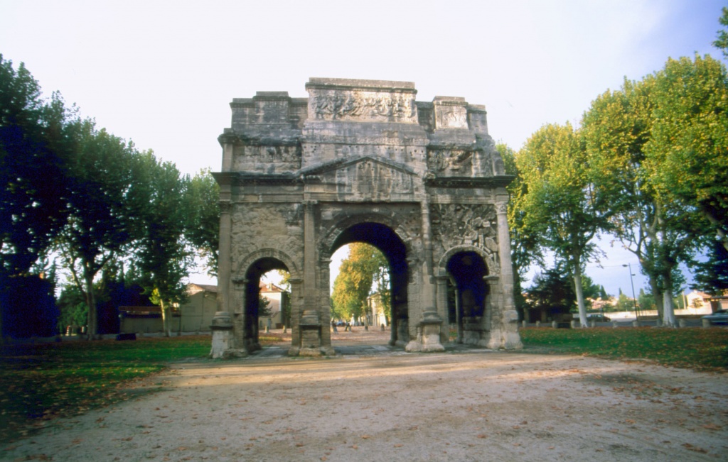 Оранж. Древнеримский театр с окружением и триумфальная арка.