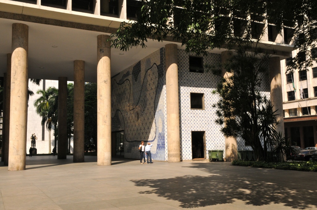 Рио-де-Жанейро. Дворец культуры, бывшая штаб-квартира министерства образования и здравоохранения как часть ландшафта Рио-де-Жанейро