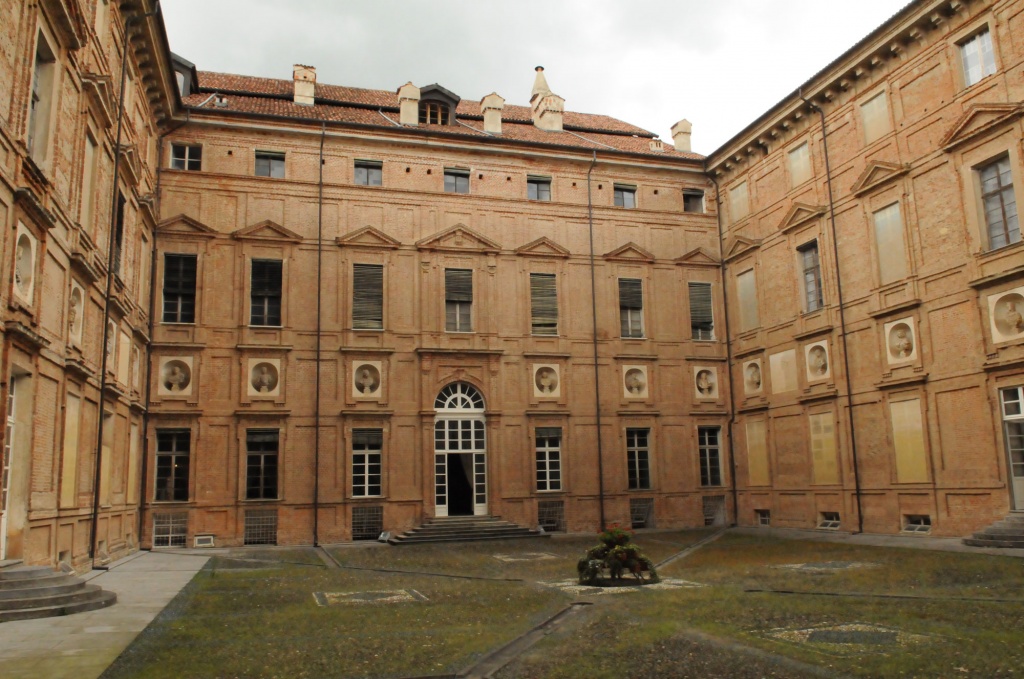 Резиденции Савойского дома: Герцогский замок в Алье.
