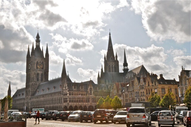 Ипр. Городская колокольня и Собор.