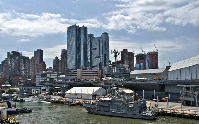 Нью Йорк USS Intrepid военно-морской музей.