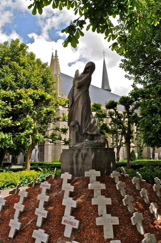 Церковь Богоматери в Ньивпорте и мемориал первой мировой войны